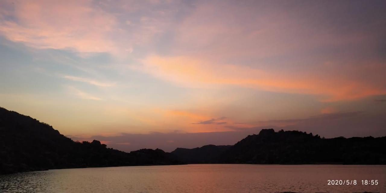 Island Vibes Hampi Guesthouse ภายนอก รูปภาพ