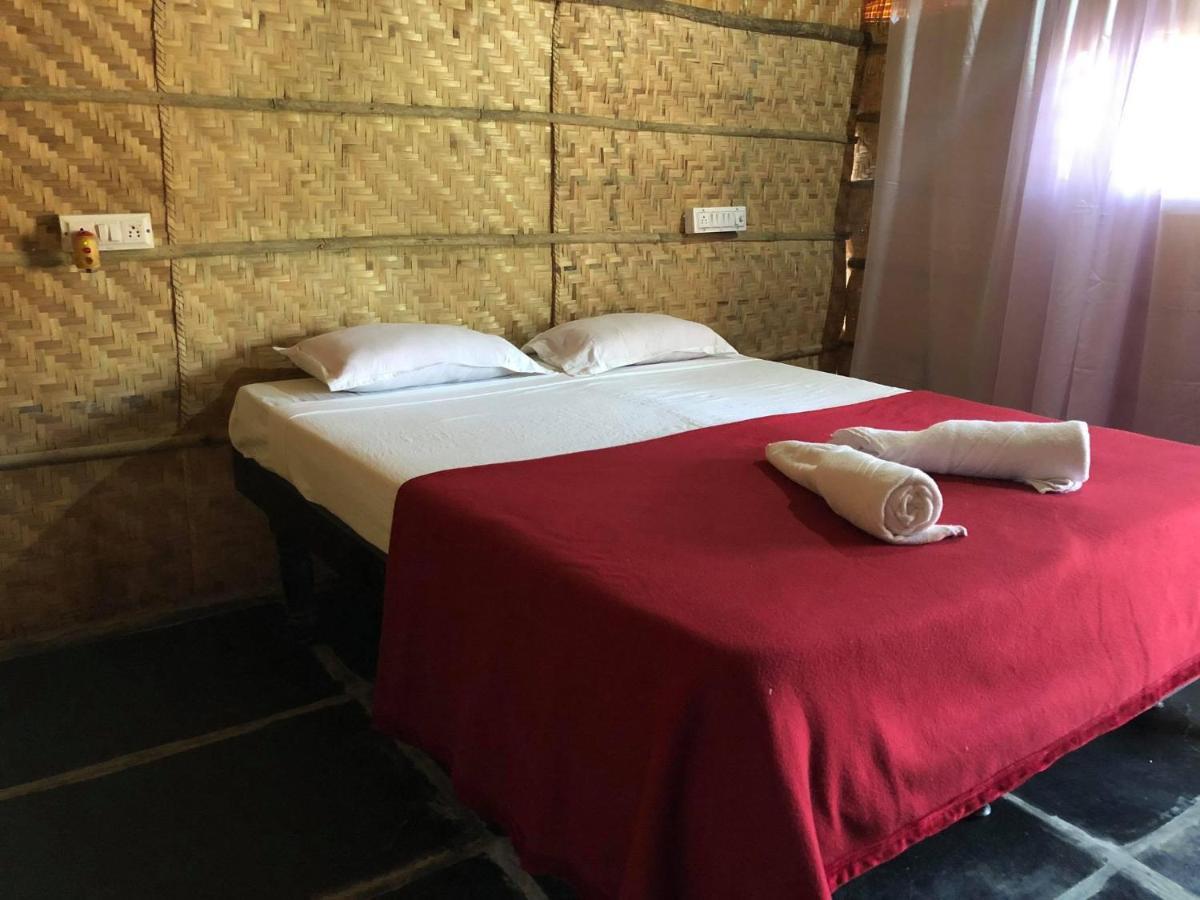 Island Vibes Hampi Guesthouse ภายนอก รูปภาพ