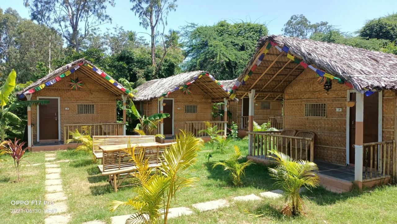 Island Vibes Hampi Guesthouse ภายนอก รูปภาพ