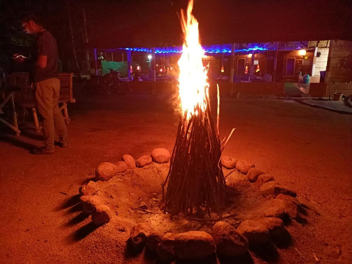 Island Vibes Hampi Guesthouse ภายนอก รูปภาพ